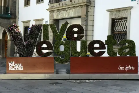 ¡Vive Vegueta en Las Palmas de Gran Canaria! Letras gigantes cubiertas de vegetación y dos minions dan la bienvenida al casco histórico.