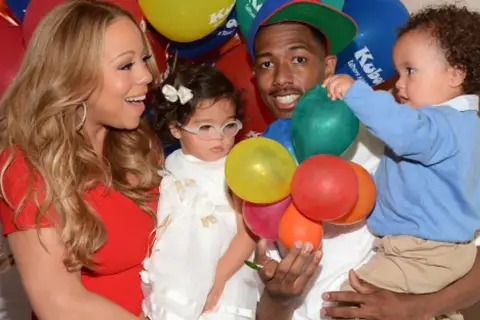 Mariah Carey z dziećmi, Monroe i Moroccanem, świętuje w otoczeniu kolorowych balonów.