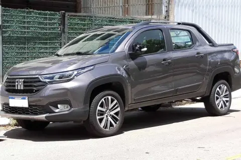Szary Fiat Titano z tablicą rejestracyjną Urugwaju stoi na ulicy.