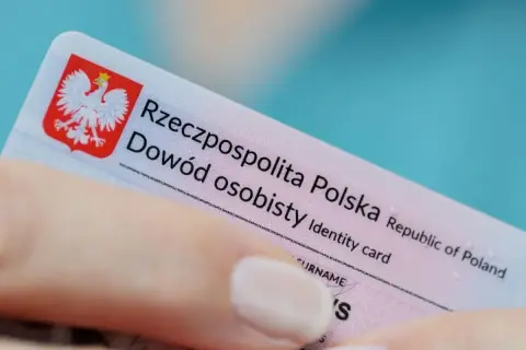 Dłoń trzyma polski dowód osobisty. Czy zamiast dowodu można mieć paszport? Dowód osobisty to dokument tożsamości.