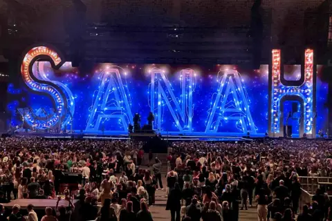 Koncert sanah w Warszawie. Ogromny napis SANAH na scenie, tłum fanów z telefonami w górze.