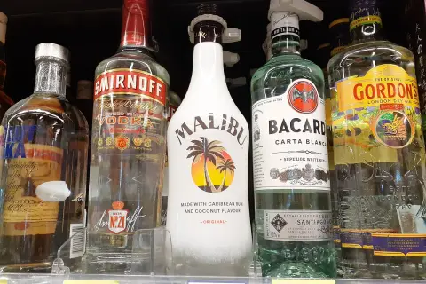 Butelki alkoholi: Malibu, Smirnoff, Bacardi, Gordon's.