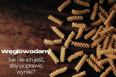 Fusilli na drewnianym tle. Jak uniknąć niedoboru węglowodanów i poprawić wyniki?