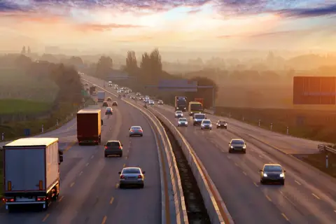 Autostrada w Niemczech o zachodzie słońca. Uważaj na prędkość, by uniknąć mandatów w Niemczech.
