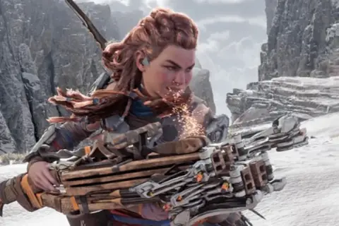 Aloy z Horizon Forbidden West z najlepszą bronią, gotowa do walki w śnieżnym krajobrazie.