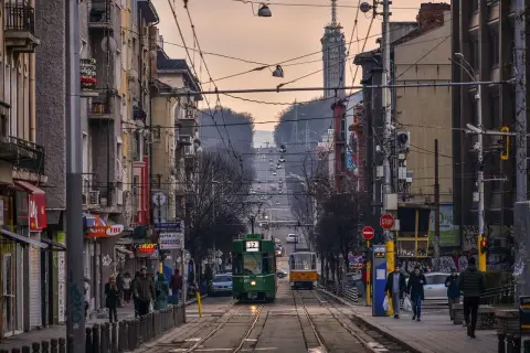Tramwaje przemierzają ulice stolicy Bułgarii. W tle widać wieżę telewizyjną.