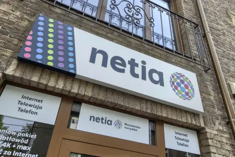Netia: Internet i telewizja 43 zł. Oferta obejmuje światłowód, TV 4K+max.