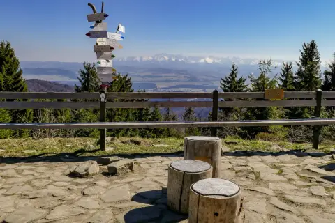 Widok na góry z Turbacza. Znaki szlaków turystycznych wskazują drogę do różnych miejscowości.