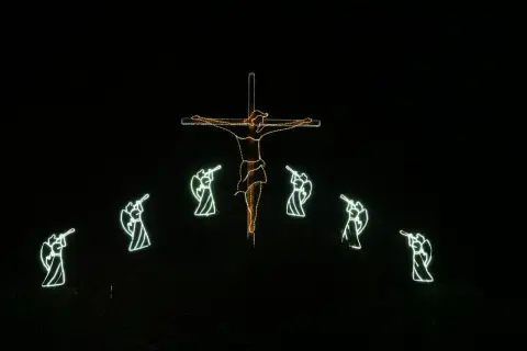 Świecący krzyż z postacią Chrystusa i aniołami grającymi na trąbach, symbolizujący cnoty kardynalne.