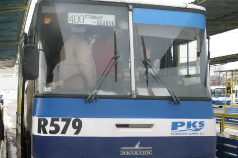 Autobus PKS R579 z napisem "400 Starogard - Gdańsk" na tablicy kierunkowej.