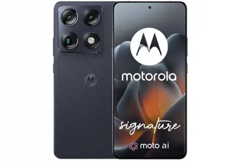 Nowoczesny telefon Motorola z potrójnym aparatem i ekranem z logo "signature moto ai". Wśród wielu marek telefonów, ten wyróżnia się designem.