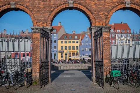 Kolorowe kamienice nad kanałem, rowerzyści i ceglane arkady. Tak wygląda Kopenhaga.