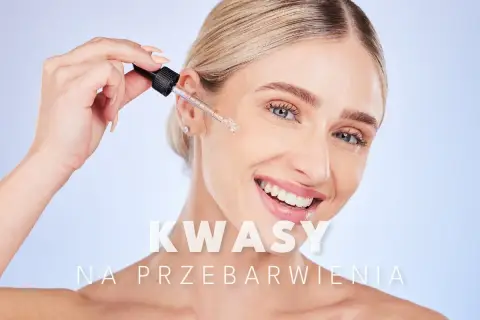 Uśmiechnięta kobieta aplikuje kroplę serum z pipety. To kwasy na przebarwienia, które pomogą uzyskać gładką cerę.