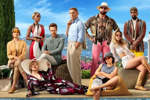 Obsada "Glass Onion: Rozwianka tajemnic" - jedne z najśmieszniejszych komedii Netflix, pozuje na tle słonecznej Grecji.