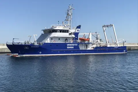 Niebieski statek badawczy "Oceanograf" Uniwersytetu Gdańskiego na wodzie.