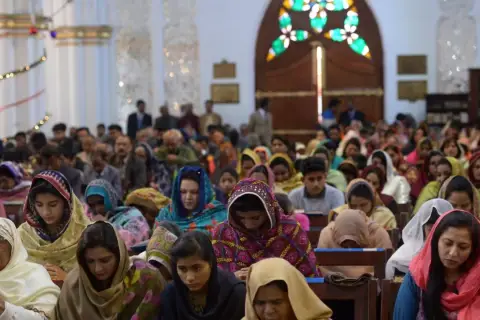 Wierni w kościele w Pakistanie, przykład różnorodności religijnej.