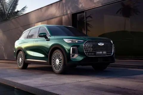 Zielony Chery Tiggo 9 Plug-in Hybrid prezentuje się elegancko. Sprawdź jego cenę i możliwości.