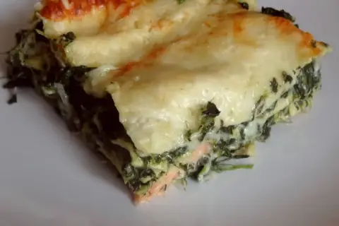Part de lasagne saumon épinard béchamel, gratinée et savoureuse. Une recette parfaite pour un repas réconfortant.