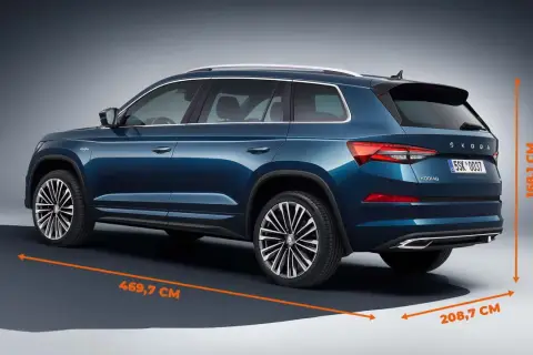 Niebieski Skoda Kodiaq z zaznaczonymi wymiarami: długość 469,7 cm, szerokość 208,7 cm, wysokość 168,1 cm.