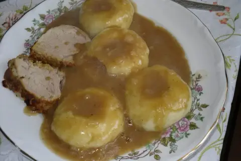Kluseczki śląskie w sosie pieczeniowym, podane z pieczonym mięsem. To najprostszy sos do klusek śląskich, idealny na obiad.
