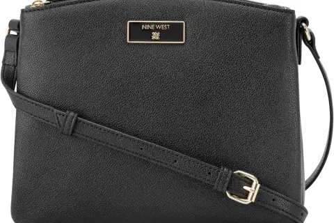 Elegancka, czarna torebka na ramię Nine West z subtelnym złotym logo. Idealna na co dzień.