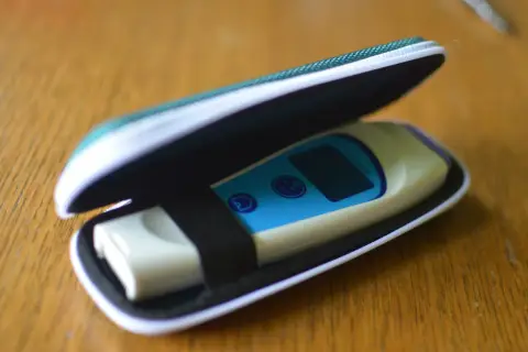 Termometr elektroniczny w etui. Idealny do pomiaru temperatury na czole lub skroni, gdy czujesz się źle.