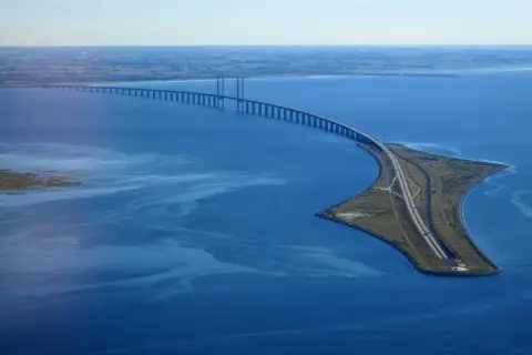 Most Øresund, gdzie kupić bilet na most oresund, łączy Danię ze Szwecją. Widok z lotu ptaka na imponującą konstrukcję nad wodą.