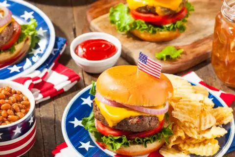 Amerykańskie burgery z frytkami i fasolką, coś co jest w USA, czego nie ma w Polsce.