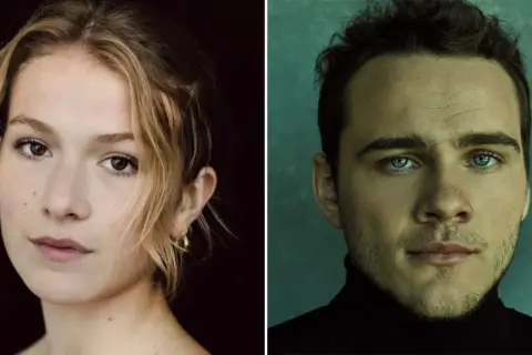 Zbliżenie na twarze młodej kobiety z blond włosami i mężczyzny o niebieskich oczach. To prawdopodobnie obsada filmu "It Ends With Us".