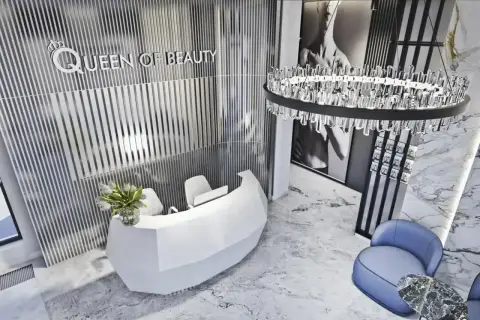 Nowoczesne wnętrze gabinetu "Queen of Beauty" z recepcją i kryształowym żyrandolem. Opinie o tym miejscu z pewnością są pozytywne.