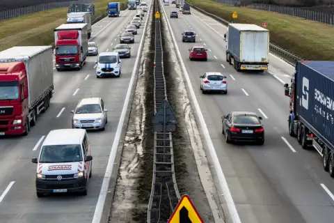 Ruch na autostradzie, gdzie wiele samochodów i ciężarówek jedzie w kierunku Wrocławia. Czy autostrada na Wrocław jest płatna?