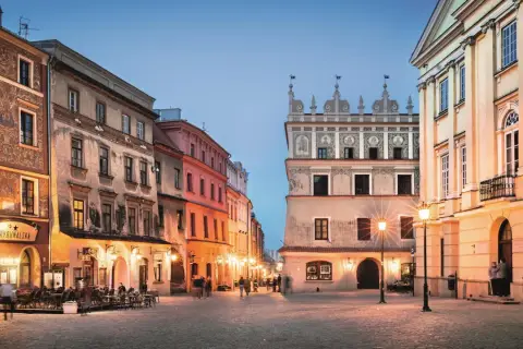 Wieczorny Rynek w Lublinie zachwyca. Warto zobaczyć zabytkowe kamienice i poczuć atmosferę miasta. Idealne miejsce, by zacząć zwiedzanie Lublina.
