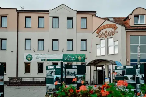 Na budynku widnieje baner "Leśna Biesiada" z wizerunkiem jelenia. Zajazd oferuje kuchnię myśliwską i staropolską.