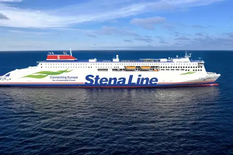 Stena Line oferuje jednodniowe wycieczki promem po morzu. Statek "Stena Ebba" płynie po błękitnych wodach pod błękitnym niebem.