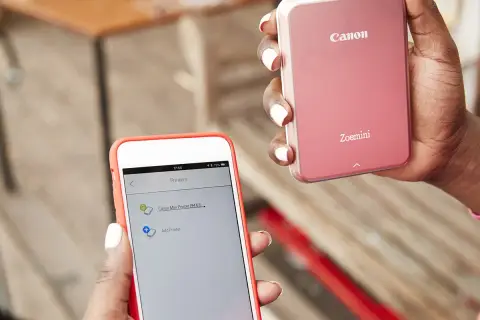 Jak połączyć drukarkę Canon z telefonem? Na ekranie telefonu widać listę drukarek, w tym Canon Mini Printer.