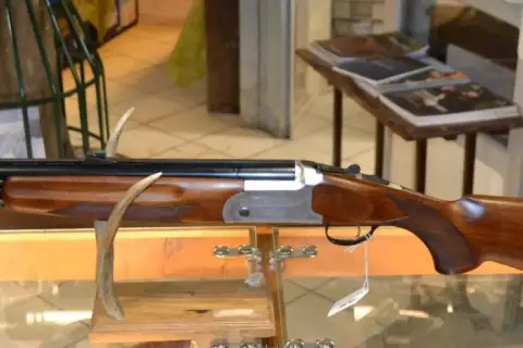 Un fusil Mercury Light, avec sa crosse en bois et ses canons superposés, est exposé. Avis recherchés pour ce modèle.