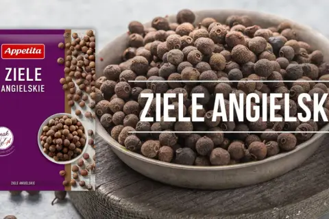 Ziele angielskie dodawane do ciemnego mięsa wydobywa jego głęboki aromat. Opakowanie przyprawy i miska pełna ziaren.