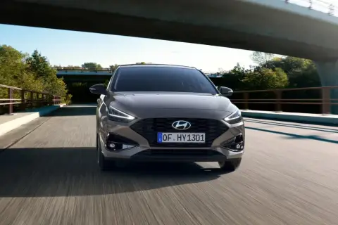 Szary Hyundai i30 GD jedzie po moście wśród zieleni.