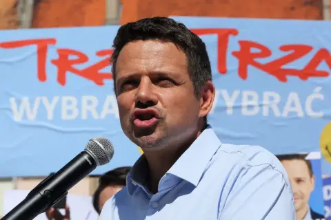 Rafał Trzaskowski przemawia do tłumu, w tle baner z hasłem "Trzask! Wybrać!". Może to być jego przemówienie do dzieci.