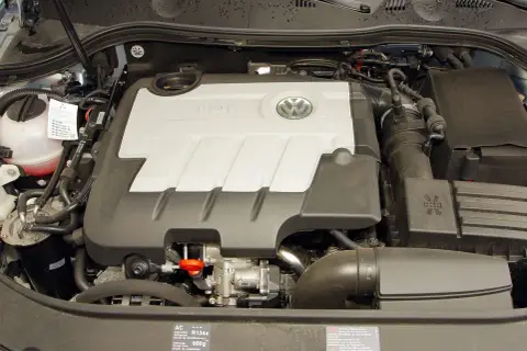 Silnik 2.0 TDI Volkswagena z widocznym logo TDI i emblematem marki.