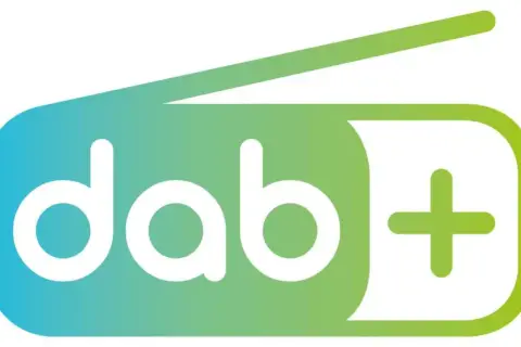 Logo DAB+ z białym napisem na tle gradientowym od niebieskiego do zielonego, symbolizujące nowoczesne częstotliwości radiowe.