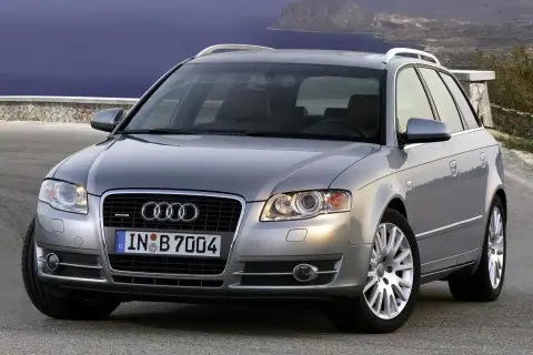 Srebrny Audi A4 B7 Avant na tle morza i gór.