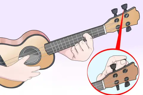 Main d'un musicien ajustant les mécaniques pour l'ukulele accordage. Gros plan sur la tête de l'instrument.