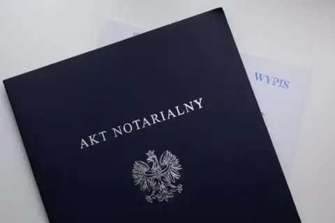 Akt notarialny z godłem Polski. Dokumenty gotowe do podpisania, czekają na ustalenie taksy notarialnej.