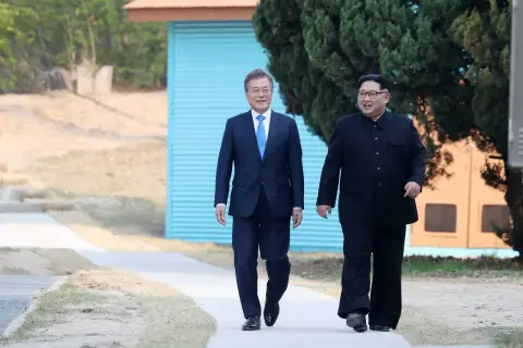 Kim Dzong Un i Mun Dze In idą razem. To symboliczne spotkanie, które może przynieść pokój na Półwyspie Koreańskim, niczym nadzieja na lepsze jutro dla Korei Południowej i Północnej.