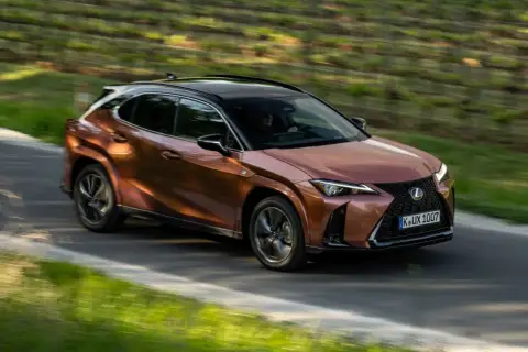 Miedziany Lexus UX pędzi po krętej drodze. Sprawdź, jaka jest jego lexus ux cena i możliwości.