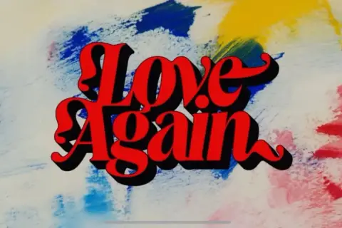 Napis "Love Again" w czerwonych, stylizowanych literach na tle abstrakcyjnych pociągnięć pędzla w kolorach niebieskim, żółtym i czerwonym.