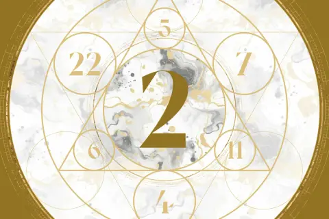 Złote liczby 2, 4, 5, 6, 7, 11, 22 na tle marmurkowym. Symbolika roku 2002.
