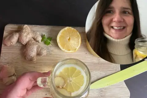 Kobieta przygotowuje napój z cytryną i imbirem, zastanawiając się, czy imbir można pić codziennie.