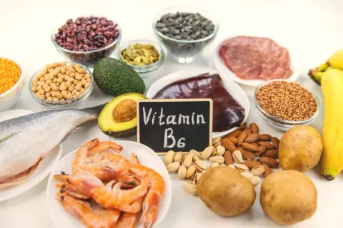 Vielfältige b6 vitamin lebensmittel: Fisch, Garnelen, Fleisch, Leber, Hülsenfrüchte, Nüsse, Avocado, Kartoffeln, Bananen und Buchweizen.
